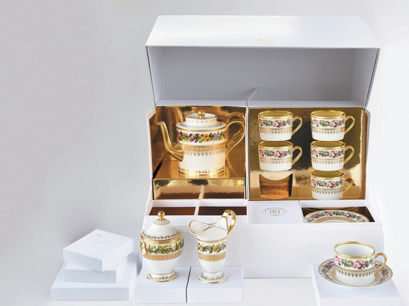 Large tea gift case (teapot, creamer, sugar bowl, 6 tea cups & saucers), "Botanique", gold