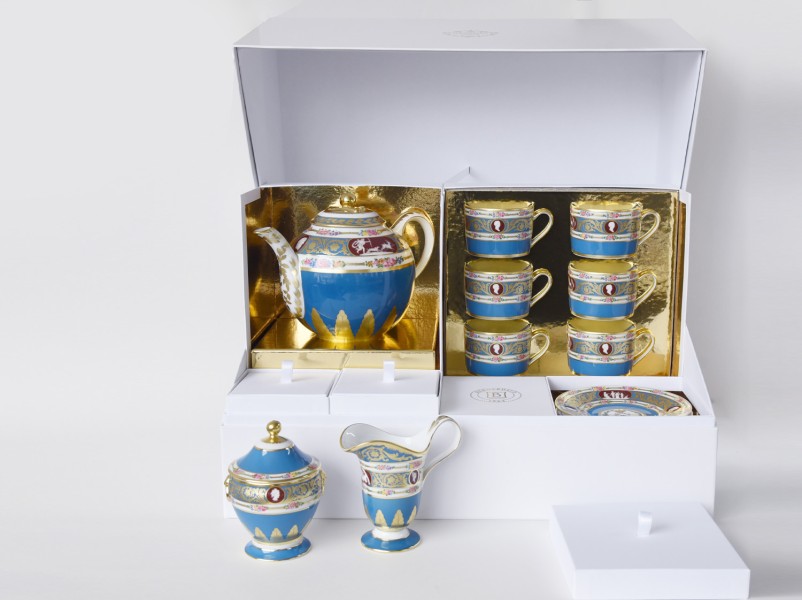 Large tea gift case (teapot, creamer, sugar bowl, 6 tea cups & saucers), "Catherine II", gold